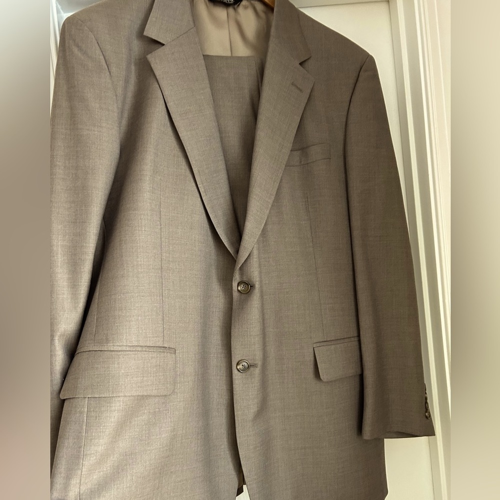 Men’s Jos A Banks lightweight wool suit. 46L.  trousers are 36×32.